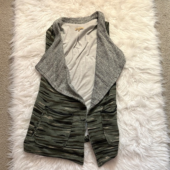 Democracy Green and Gray Sleeveless Cardigan - Picture 1 of 2